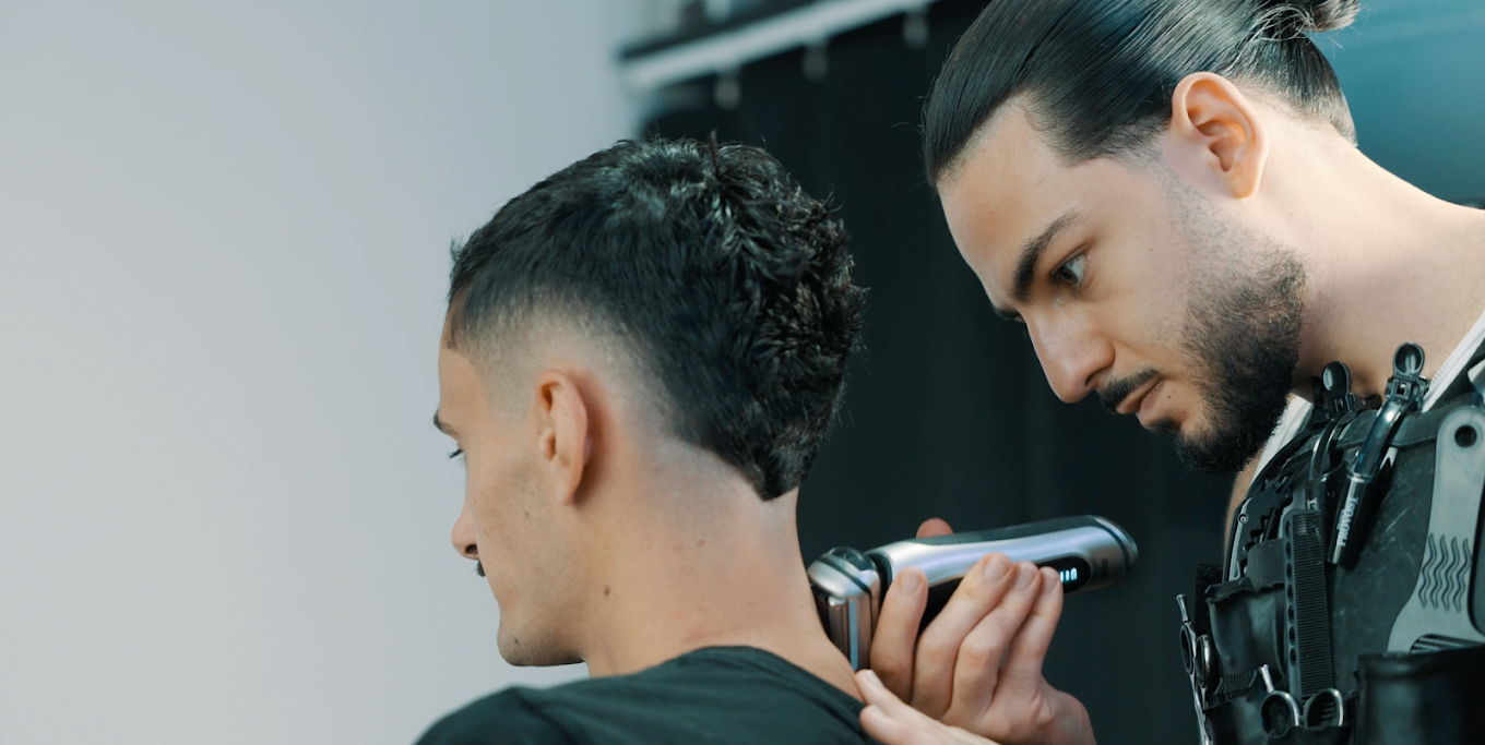 Oihan Barber treballant al seu saló